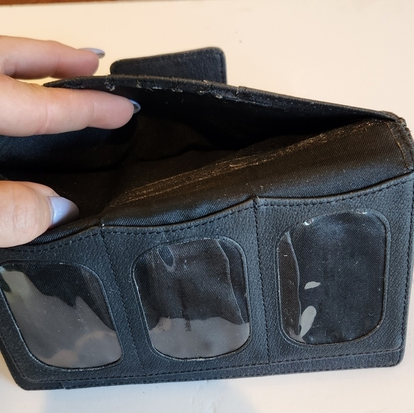 This is a vintage black leather bi‎ fold wallet - Picture 7 of 12